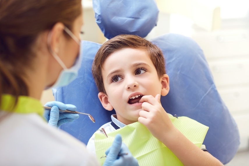 chłopiec u dentysty