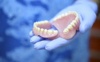 Z jakich materiałów są wykonywane protezy zębowe?