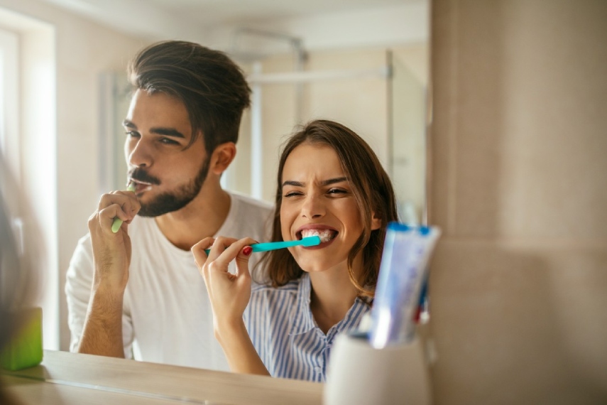 małżeństwo myjące zęby